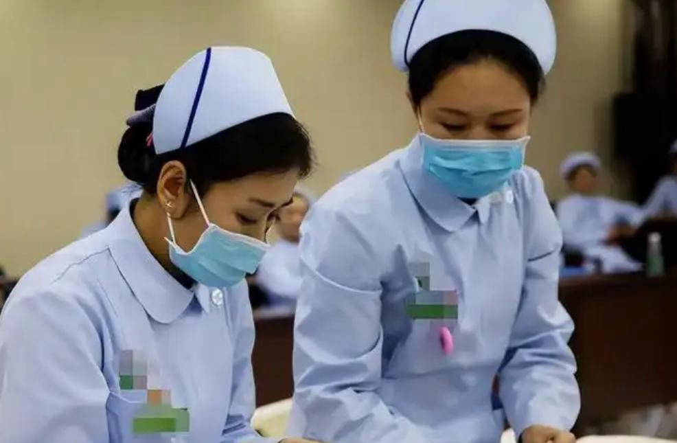 在领奖台上, 自己家中从, 片和采访视